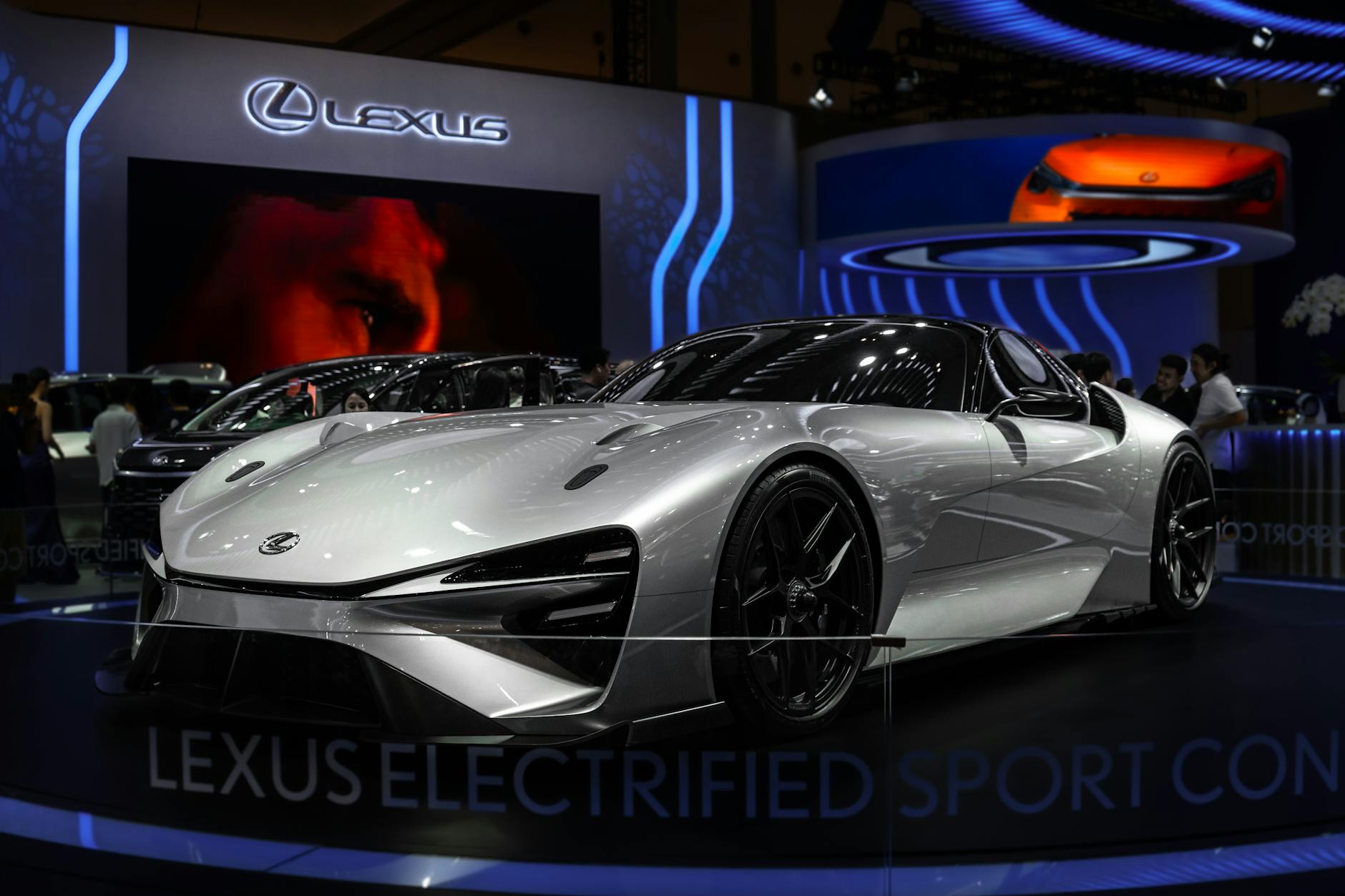 Konceptowy sportowy Lexus oświetlony na hali targów motoryzacyjnych