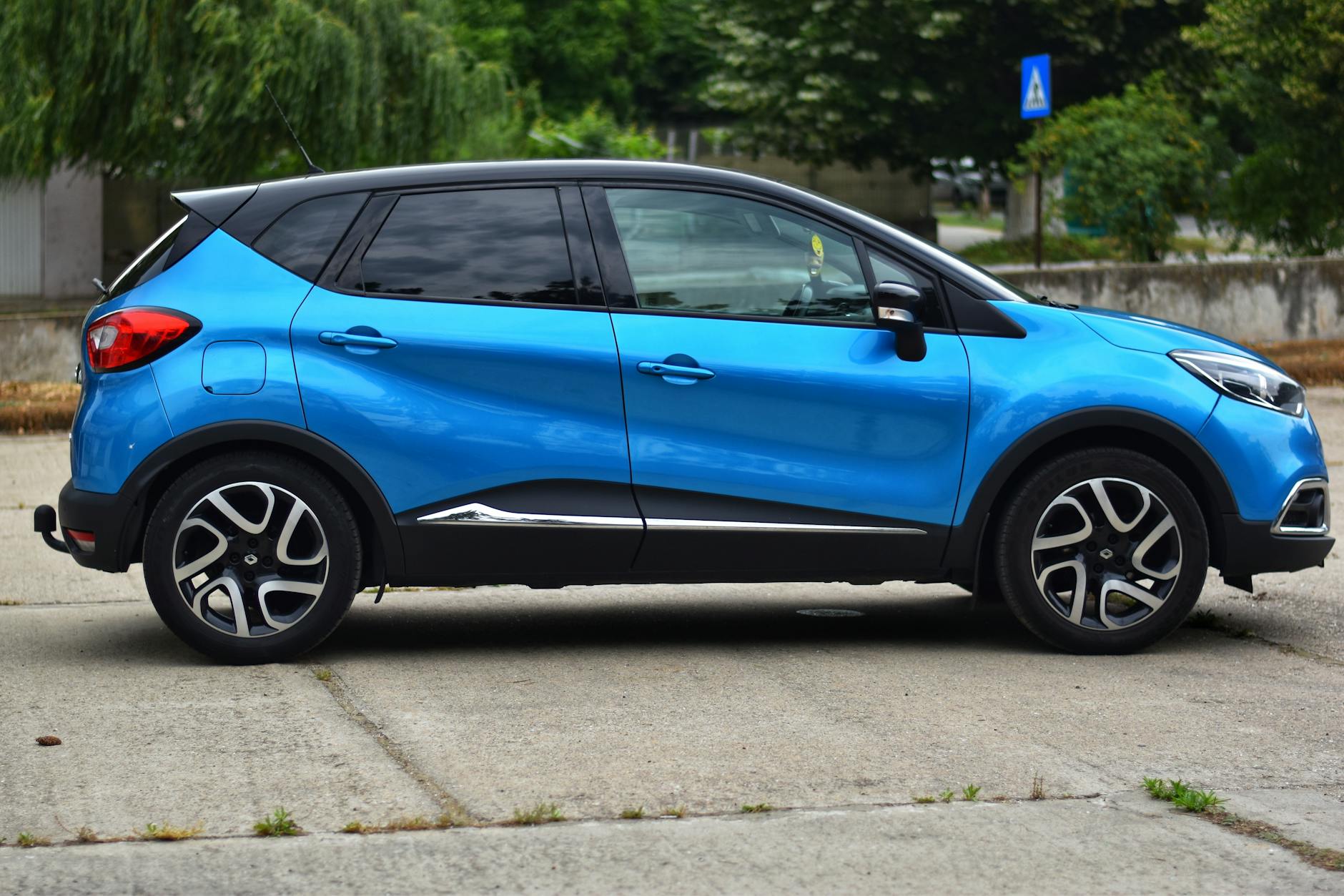 Niebieski kompaktowy SUV Skoda zaparkowany na betonowej nawierzchni