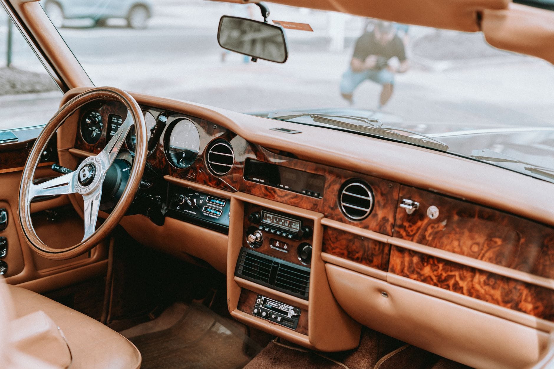 Drewniana deska rozdzielcza i skórzane fotele w klasycznym Rolls-Royce