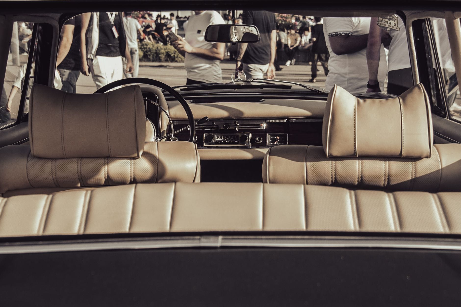 Wnętrze zabytkowego Rolls-Royce’a z skórzanymi fotelami i deską