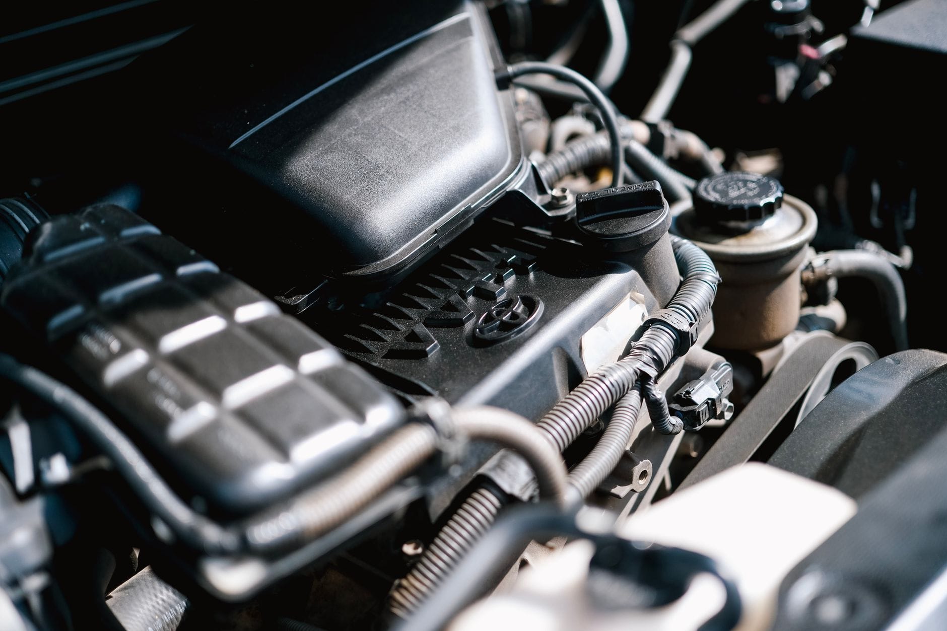Zbliżenie komory silnika V6 w Lexusie z widocznym okablowaniem