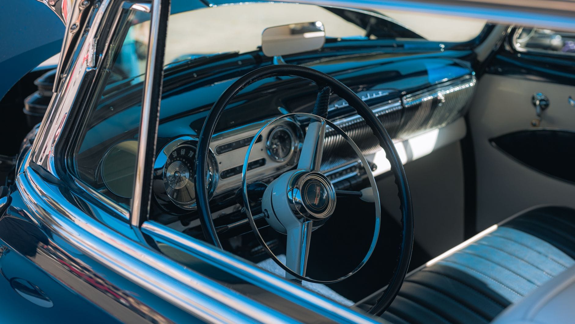 Zbliżenie na deskę rozdzielczą i kierownicę Oldsmobile 88 retro