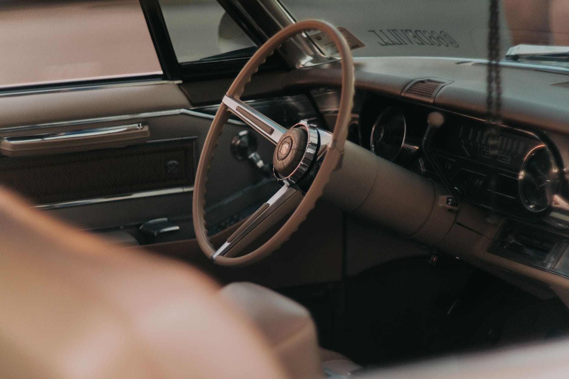 Zbliżenie na kierownicę klasycznego Rolls-Royce'a w Abu Zabi Zbliżenie na kierownicę klasycznego Rolls-Royce'a w Abu Zabi