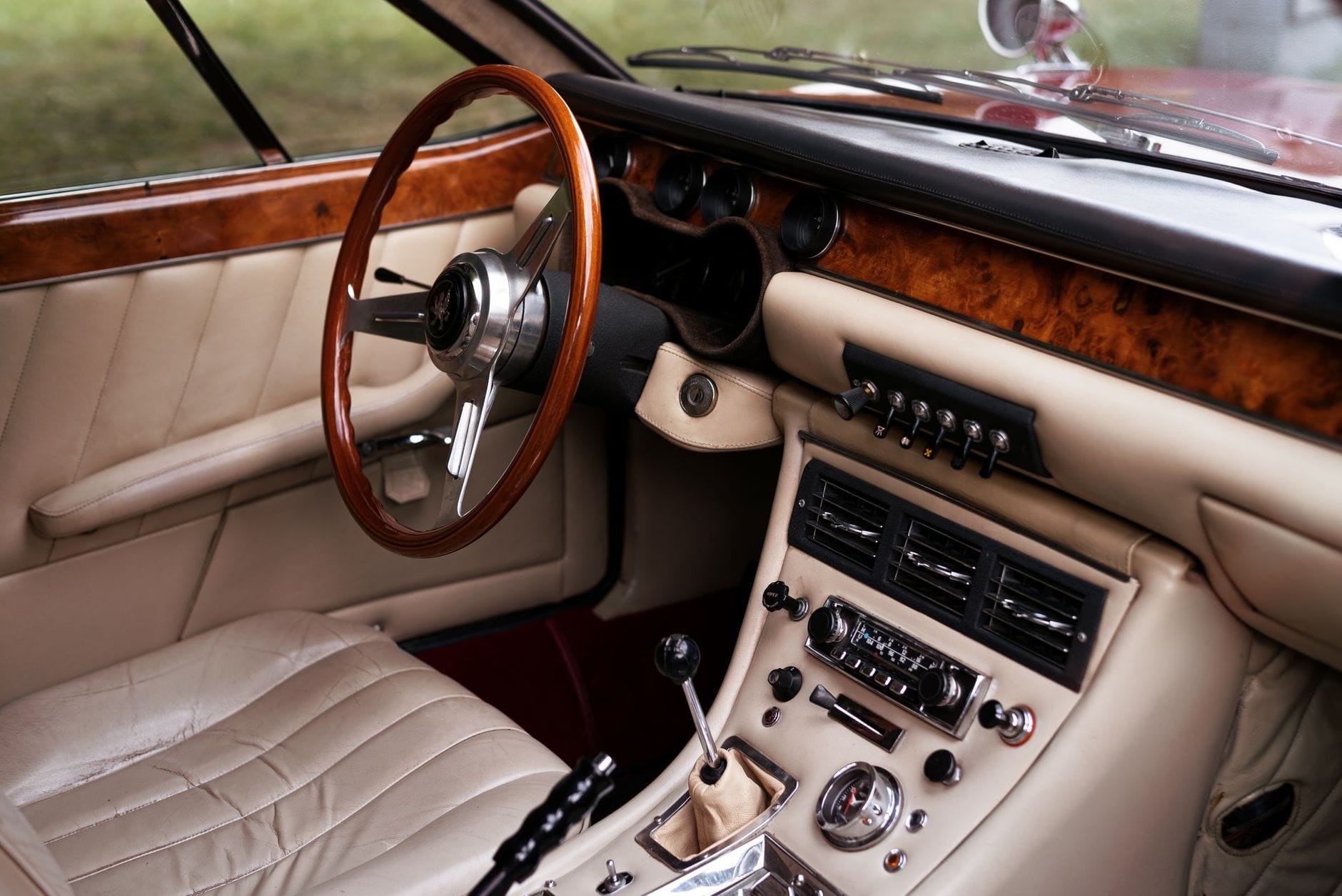 Zbliżenie na wnętrze klasycznego Rolls-Royce z drewnem i skórą