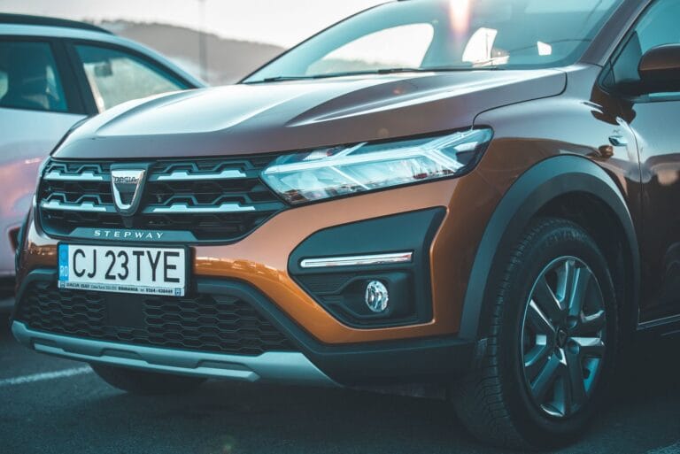 Brązowa Dacia Stepway z widocznym grillem i reflektorami